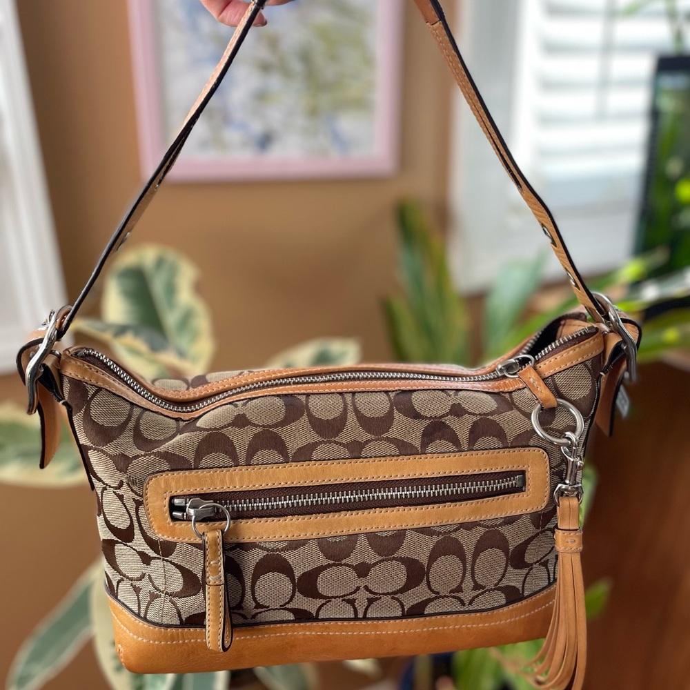 Coach 9363 Signature shoulder bag.